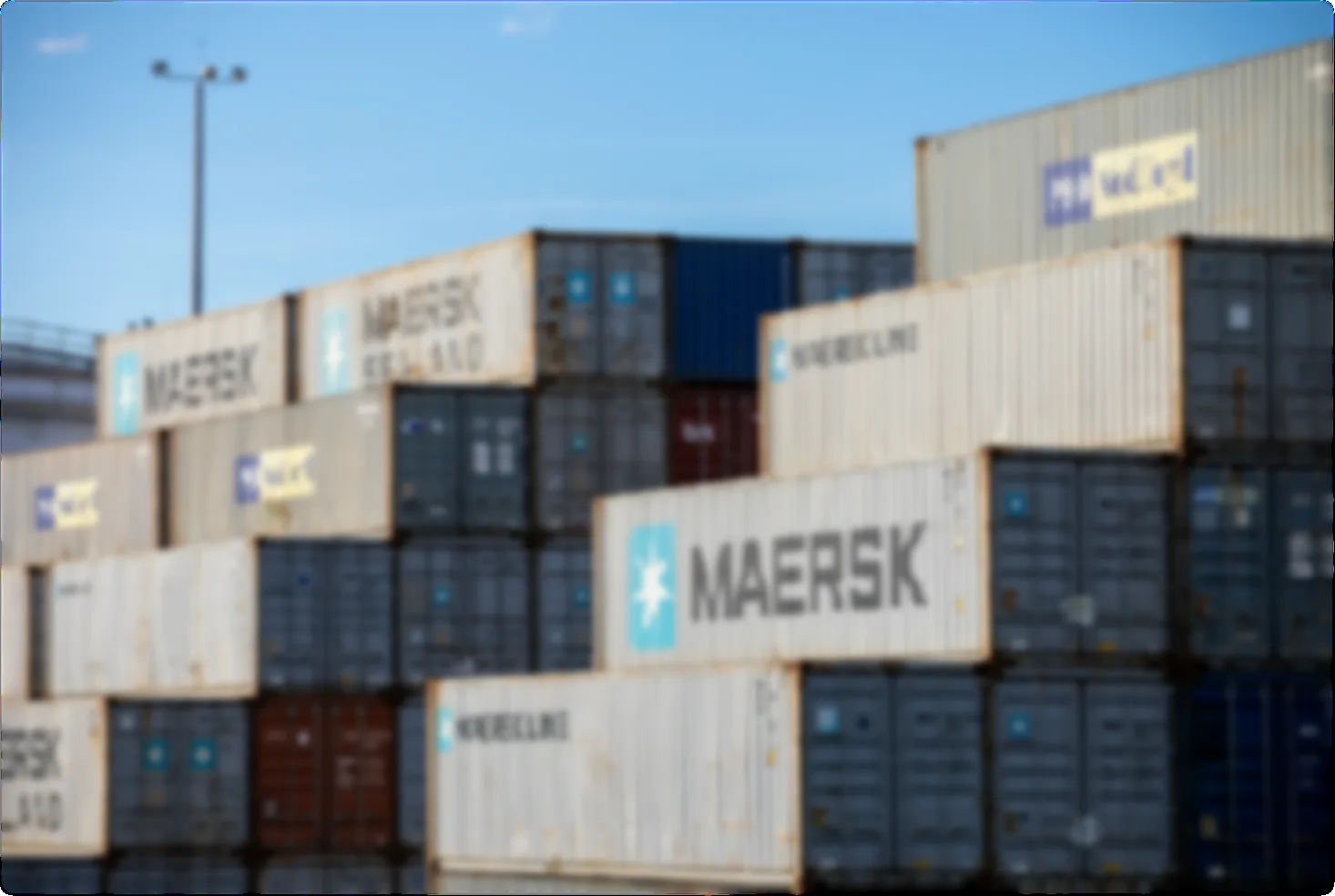 Contenedores de importación en el puerto